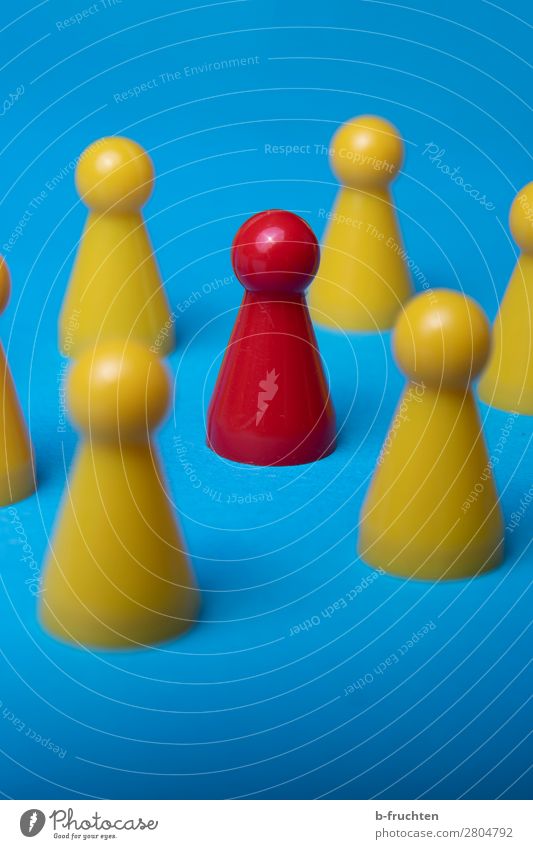 Im Mittelpunkt stehen Spielen lernen Business Erfolg Sitzung Team Menschengruppe wählen einzigartig blau gelb rot Spielfigur Ausgrenzung Migration Zusammensein