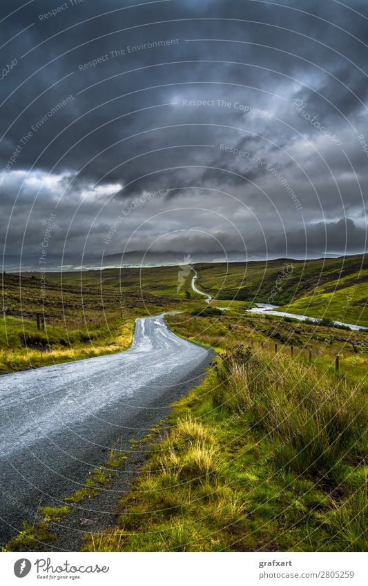 Straße durch Landschaft auf der Isle of Skye in Schottland Abenteuer Beginn Einsamkeit eng Ferne Fluss gerade Gewitterwolken Großbritannien Highlands Klima