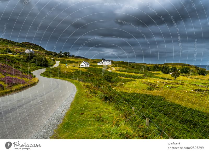 Einsame Straße in malerischer Landschaft auf der Isle of Skye Abenteuer Wohnung Architektur Aussicht Einsamkeit Erholung gästehaus Gebäude Großbritannien Haus