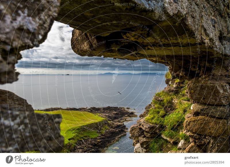 Steinfenster in Duntulm Castle auf der Isle of Skye Atlantik Aussicht Fensterblick duntulm castle Durchblick fliegen fliegend Vogelflug Vergangenheit