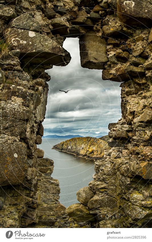 Steinfenster im Duntulm Castle in Schottland Atlantik Aussicht Fensterblick duntulm castle Durchblick fliegen fliegend Vogelflug Vergangenheit Großbritannien
