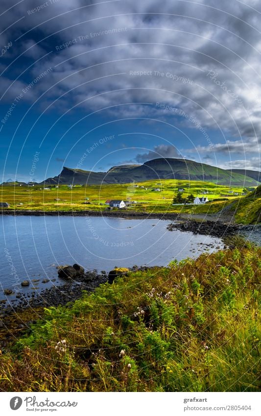 Landschaft an der Küste der Isle of Skye in Schottland Atlantik Berge u. Gebirge Dorf Einsamkeit Erholung Großbritannien Haus Hebriden Hügel Insel ländlich