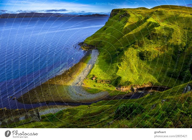 Küste mit Tal und Fluss auf der Isle of Skye in Schottland Atlantik Bach Schlucht fließen Großbritannien grün Hebriden Highlands Hintergrundbild Horizont Hügel