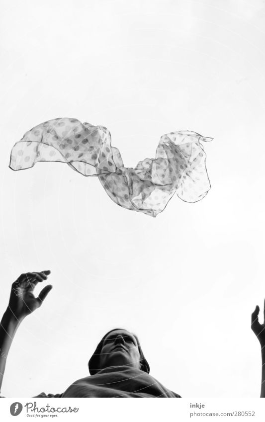 Hokuspokus Spielen Frau Erwachsene Leben Gesicht Hand 1 Mensch 30-45 Jahre Zauberer Schal Tuch Punkt beobachten Bewegung fliegen Blick außergewöhnlich achtsam