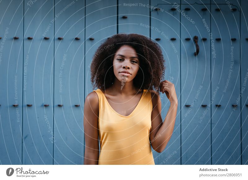 Wunderschöne schwarze Frau in Kleid auf der Straße. Tür blau lockig Stadt genießen Barfuß traumhaft urwüchsig Afroamerikaner Afro-Look Angebot Körper