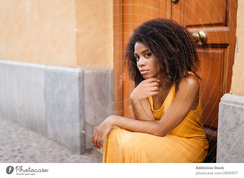 Wunderschöne schwarze Frau in Kleid auf der Straße. Tür lockig Stadt genießen Barfuß traumhaft urwüchsig Afroamerikaner Afro-Look Angebot Körper selbstbewußt