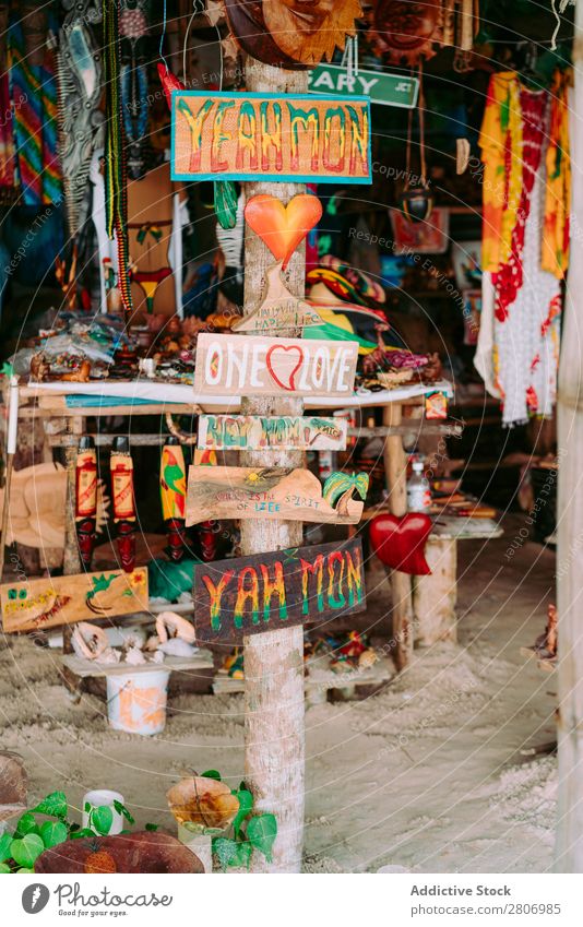 Post mit verschiedenen Zeichen eines kleinen Ladens Souvenir kaufen Jamaika kleiner Laden Holz Pfosten Tablet Computer Wort außergewöhnlich Tradition Tourismus