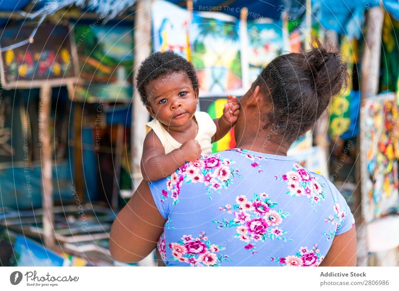 Schwarze Frau mit Kind in der Nähe des Souvenirladens Mutter kaufen schwarz Jamaika Afroamerikaner kleiner Laden Eltern Tradition Tourismus