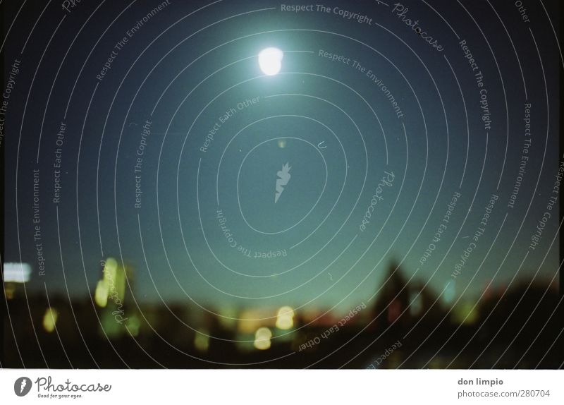 der mond ist meine sonne Nachthimmel Horizont Mond Vollmond Stadt Stadtzentrum bevölkert glänzend leuchten Ferne Stimmung Mittelpunkt Perspektive analog