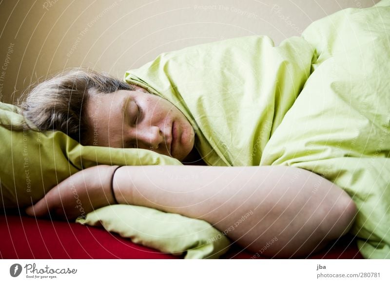 ausschlafen Erholung ruhig feminin Junge Frau Jugendliche Erwachsene 1 Mensch 18-30 Jahre Haare & Frisuren Arme Bettdecke Kopfkissen Schlafmatratze