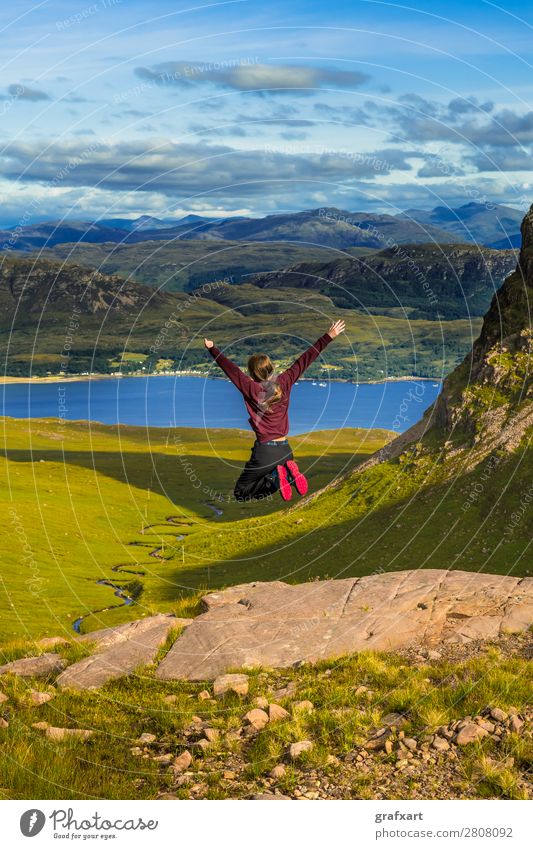 Junges Mädchen springt ausgelassen auf einem Fels am Applecross Pass in Schottland abenteuer applecross canyon feiern kind destination emotion energie umwelt