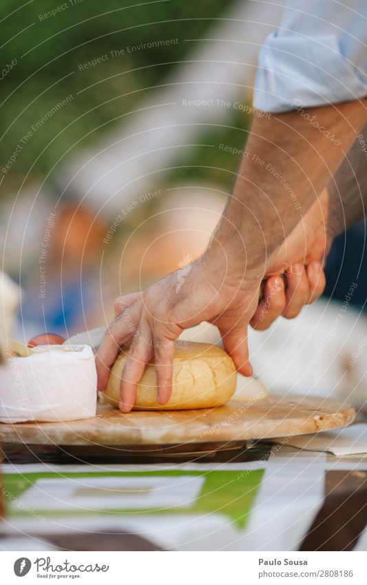 Schneiden von Käse Lebensmittel Büffet Brunch Messer Lifestyle Garten Veranstaltung Essen Geburtstag Taufe Mensch maskulin Junger Mann Jugendliche Hand 1