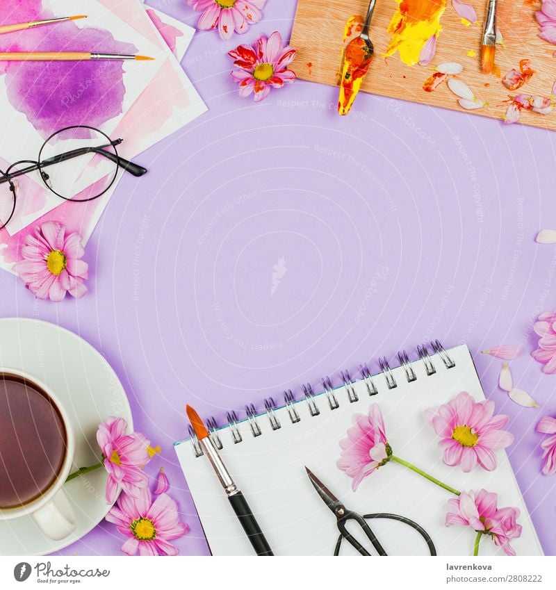 Kunstbedarf, Palette, Gläser, Blumen, Tee und Skizzenbuch oben Getränk blanko Blüte Bürste Chrysantheme Farbe mehrfarbig Entwurf Tasse Gänseblümchen Design