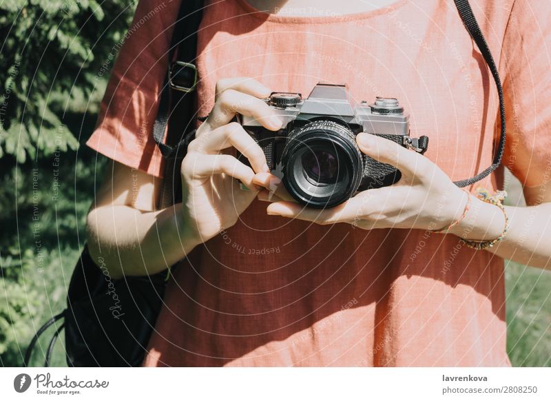 Porträt einer jungen erwachsenen Frau mit klassischer Filmkamera im Freien Sommer Baum Kaukasier weiß hübsch Fotograf Hut Großstadt Park Tourist