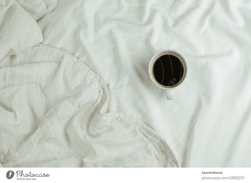 Tasse Kaffee im Bett auf weißem Laken Getränk Herbst flache Verlegung Frühstück Wärme gemütlich Textfreiraum Nahaufnahme heimwärts Decke Bettdecke Schlafzimmer