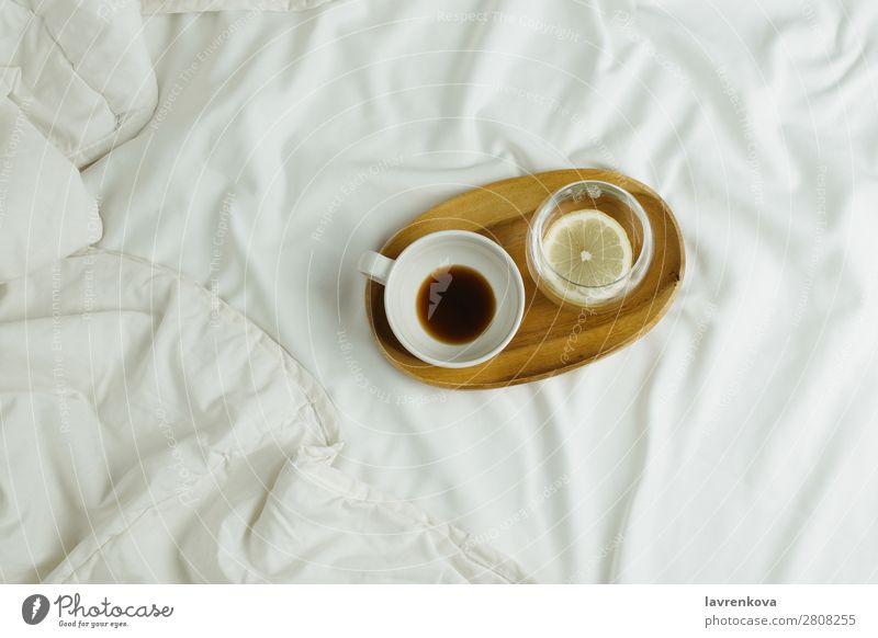 Tasse Kaffee und Zitronenwasser auf Holztablett im Bett Tablett Schlafzimmer Espresso Gesundheit Gesunde Ernährung Feiertag Tee Getränk schwarz heiß Morgen