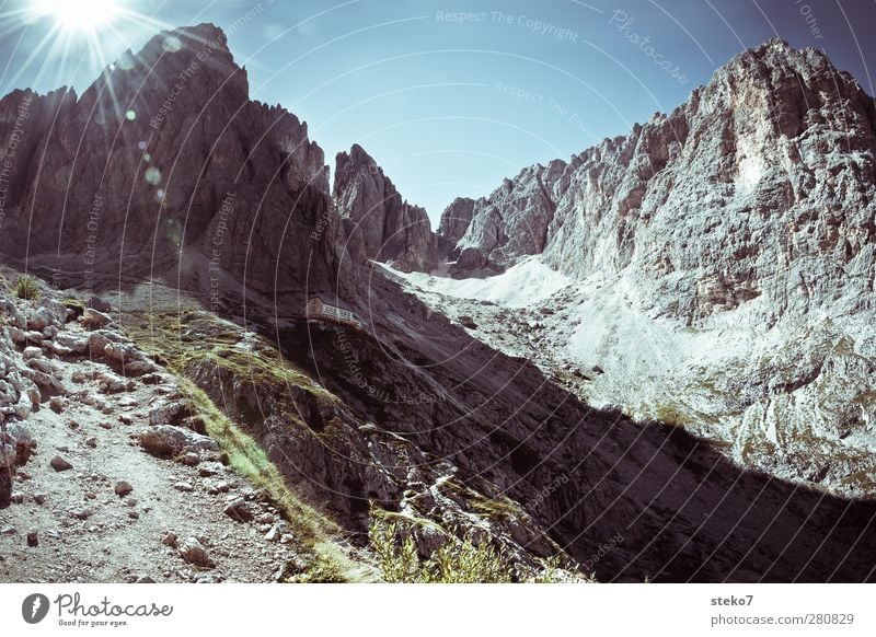 Berghütte Wolkenloser Himmel Sonnenlicht Schönes Wetter Felsen Berge u. Gebirge Gipfel gigantisch groß hoch oben blau grau Dolomiten Südtirol Plattkofel