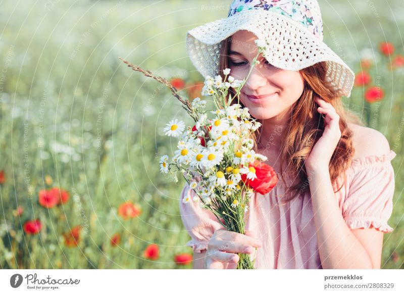 Schönes junges Mädchen im Feld der Wildblumen Lifestyle Freude Glück schön Sommer Garten Kind Mensch Frau Erwachsene Eltern Mutter Familie & Verwandtschaft 1