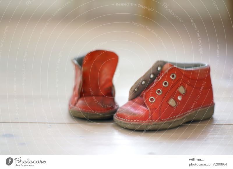 Den Kinderschuhen entwachsen rot Leder klein Öse alt gebraucht Kindheitserinnerung kindlich Schuhe Nostalgie niedlich
