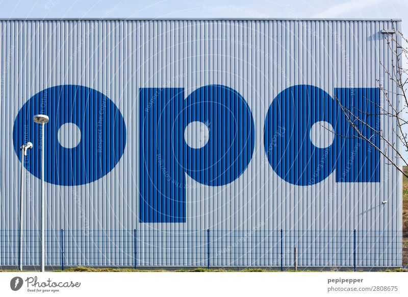 OPA Beruf Arbeitsplatz Fabrik Großeltern Senior Architektur Industrieanlage Mauer Wand Fassade Stahl Schriftzeichen Schilder & Markierungen Linie Streifen blau