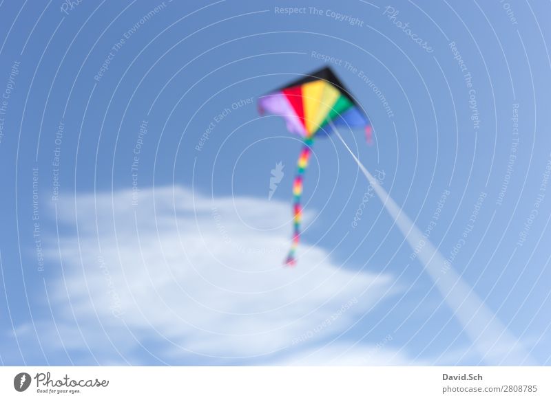 Flugdrachen Freizeit & Hobby Himmel Wolken Wind Bewegung fliegen Freundlichkeit blau mehrfarbig Freude Hängegleiter Lenkdrachen Schnur regenbogenfarben