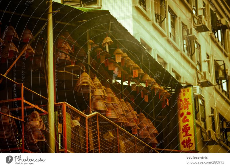 Rauchmanufaktur HongKong Hongkong China Asien Hauptstadt Menschenleer Haus Fassade Terrasse Duft authentisch Räucherstäbchen Räucherspiralen Chinesisch gelb