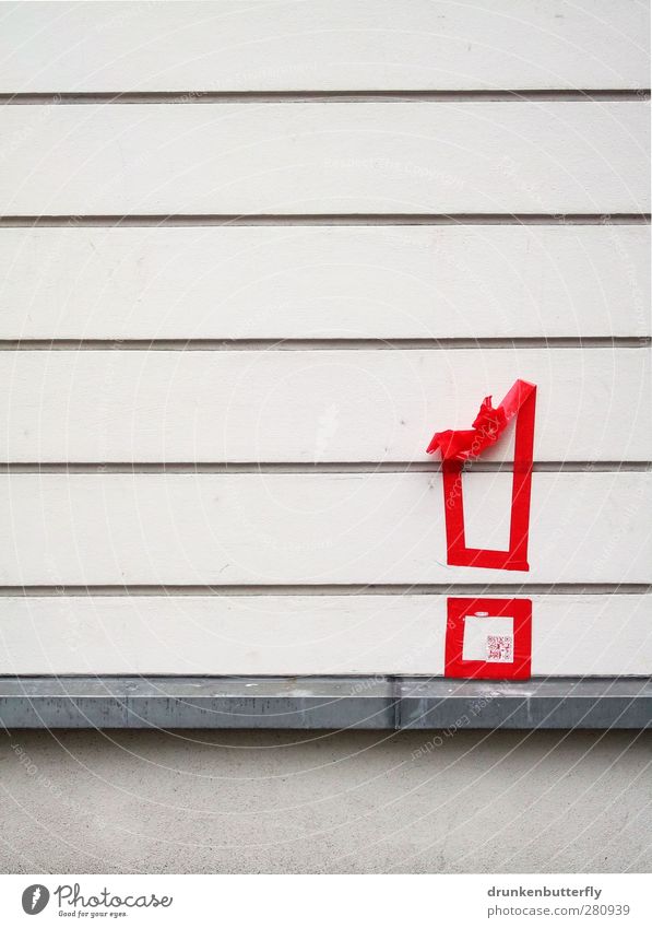Achtung! Haus Dekoration & Verzierung Stein Metall Zeichen rot silber weiß Werbung Außenaufnahme Detailaufnahme Textfreiraum links Textfreiraum oben