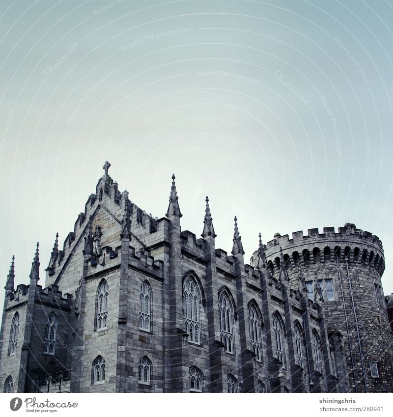 dublin castle Dublin Burg oder Schloss Sehenswürdigkeit Stein Erfolg Himmel Macht grau Turm Gedeckte Farben Außenaufnahme Menschenleer Textfreiraum oben
