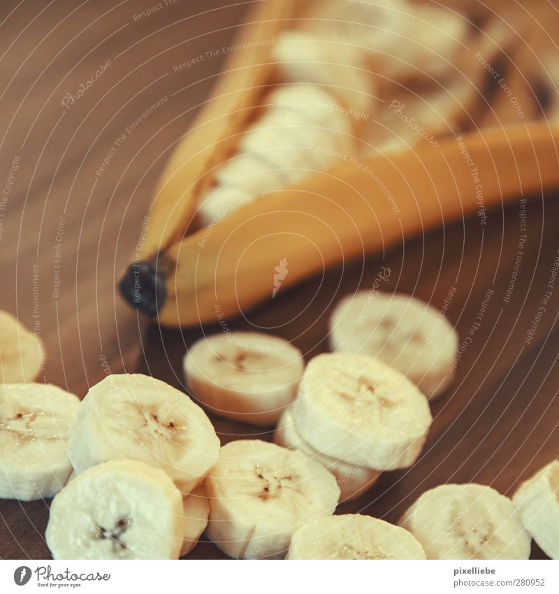 Energiespender² Lebensmittel Frucht Ernährung Vegetarische Ernährung Fingerfood Holz liegen exotisch frisch Gesundheit süß Appetit & Hunger genießen Banane