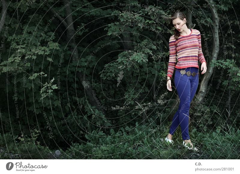 Rückblick Junge Frau Jugendliche 18-30 Jahre Erwachsene Natur Baum Gras Sträucher Mode Hose Pullover ästhetisch retro klug schön blau grün rosa rot Einsamkeit