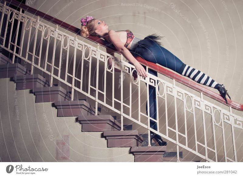 #207153 Lifestyle Stil Freizeit & Hobby Spielen Raum Frau Erwachsene 18-30 Jahre Jugendliche Treppe Mode Strümpfe Accessoire Erholung festhalten liegen träumen