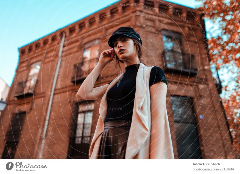 Sinnlich stilvolle Frau auf der Straße Stil Jugendliche Backstein Gebäude Hände in den Taschen Mütze schön Großstadt Mode hübsch attraktiv Model Mensch
