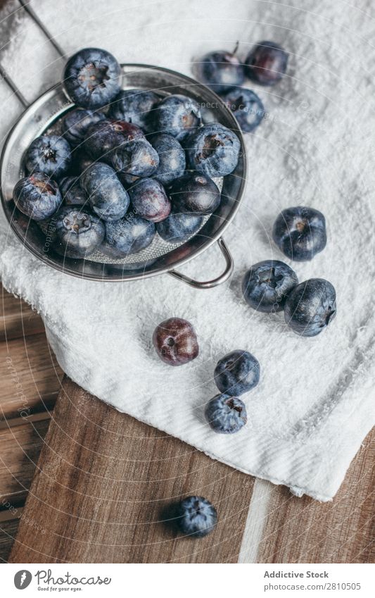 Eine Handvoll reifer Heidelbeeren. Blaubeeren Beeren Frucht Lebensmittel süß saftig frisch Gesundheit geschmackvoll organisch Diät Dessert Natur blau Vitamin