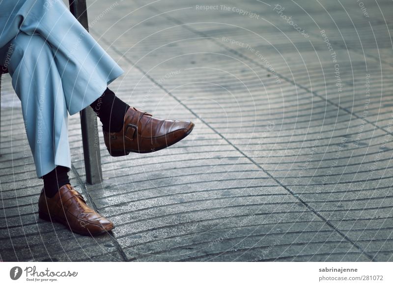 aus der reihe Hose Leder Schuhe Coolness blau braun türkis Farbfoto Außenaufnahme Textfreiraum rechts Tag