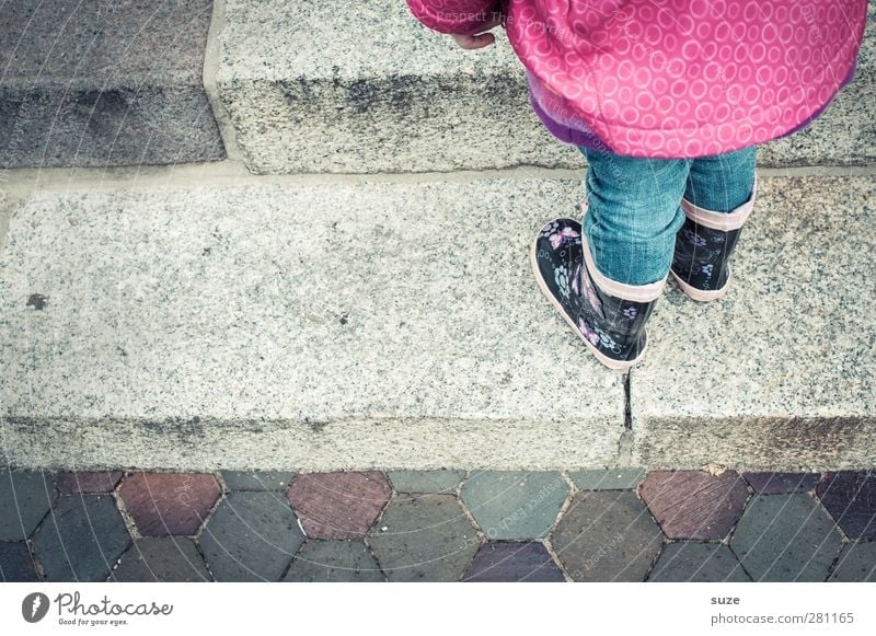 Anstandshalbes Mensch Kind Kindheit Beine Fuß 1 3-8 Jahre Herbst Wetter schlechtes Wetter Regen Treppe Wege & Pfade Mode Bekleidung Jeanshose Schuhe Stiefel