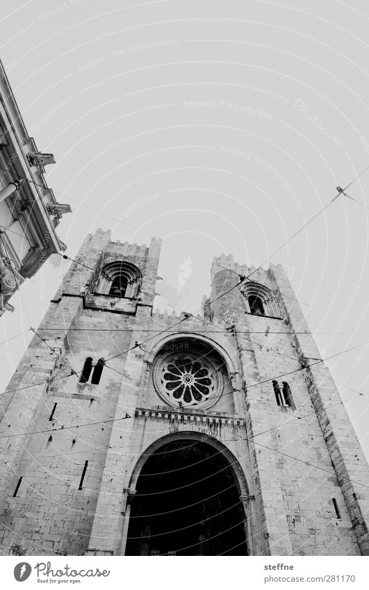 SÉ Lissabon Portugal Hauptstadt Altstadt Kirche Dom Fassade Sehenswürdigkeit Religion & Glaube Geistlicher Gottesdienst Katholizismus Schwarzweißfoto