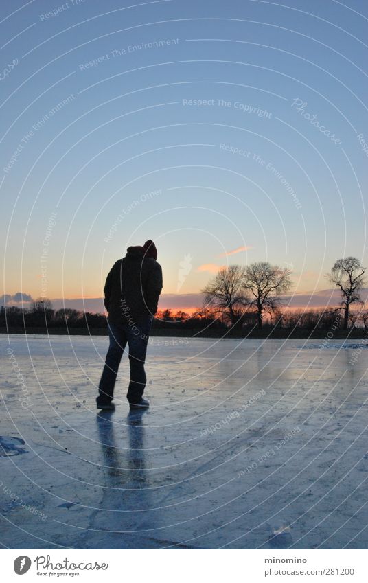 Mann auf Eisfläche im Winter Winterurlaub Mensch maskulin Erwachsene Körper 1 18-30 Jahre Jugendliche Landschaft Himmel Sonnenaufgang Sonnenuntergang Frost