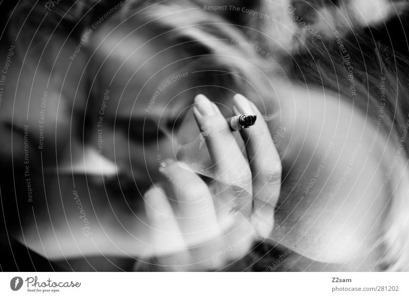 Raucherin elegant Stil feminin Junge Frau Jugendliche 18-30 Jahre Erwachsene blond Bewegung Denken Erholung genießen Rauchen träumen Traurigkeit dunkel