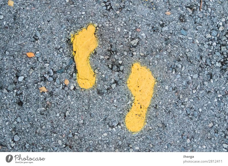 Gelbe Fußabdruckschilder auf dem Boden für Fußgänger Lifestyle Leben Freizeit & Hobby Ferien & Urlaub & Reisen Ausflug Abenteuer Natur Park Straße Wege & Pfade
