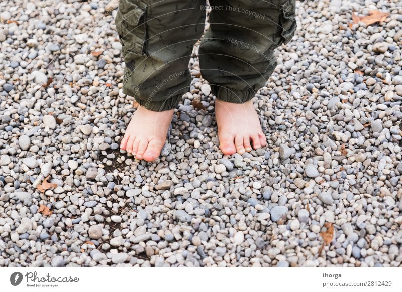 Baby geht barfuß auf Steinen spazieren Lifestyle Leben Freizeit & Hobby Spielen Ferien & Urlaub & Reisen Ausflug Abenteuer Mensch Finger Fuß 1 1-3 Jahre
