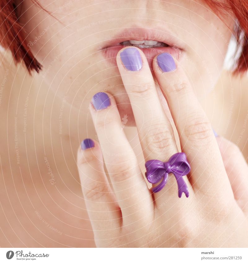 Schleifchen Lifestyle Stil Mensch Junge Frau Jugendliche Erwachsene Mund 1 18-30 Jahre violett Finger Schleife Ring Accessoire rothaarig Bildausschnitt Gefühle