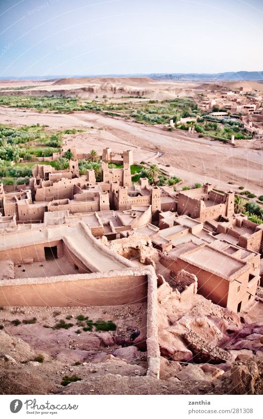 Ksar Wüste Oase Ait Benhaddou Marokko Altstadt Menschenleer Burg oder Schloss Ruine Festung alt ästhetisch eckig historisch trocken braun orange Senior