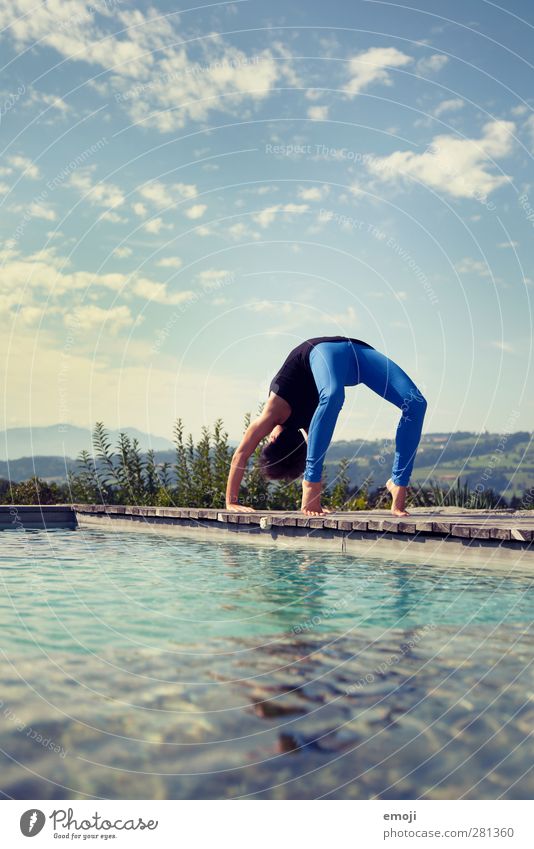 cyazur feminin Junge Frau Jugendliche 1 Mensch 18-30 Jahre Erwachsene Wasser Himmel Schönes Wetter sportlich blau Schwimmbad Yoga Wellness Farbfoto