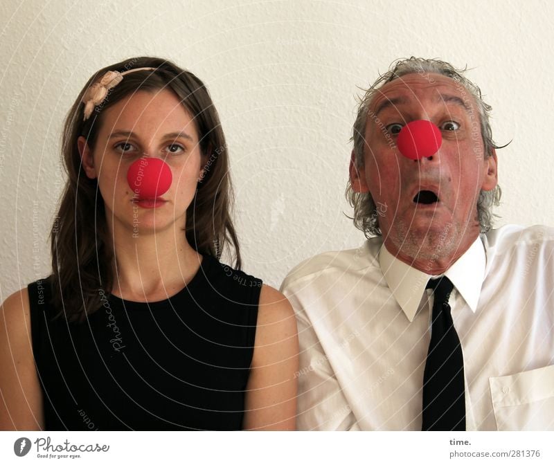 Volksnähe (Grundkurs) Frau Erwachsene Mann 2 Mensch Künstler Schauspieler Clown Hemd Krawatte clownsnase Haarreif beobachten listig lustig selbstbewußt