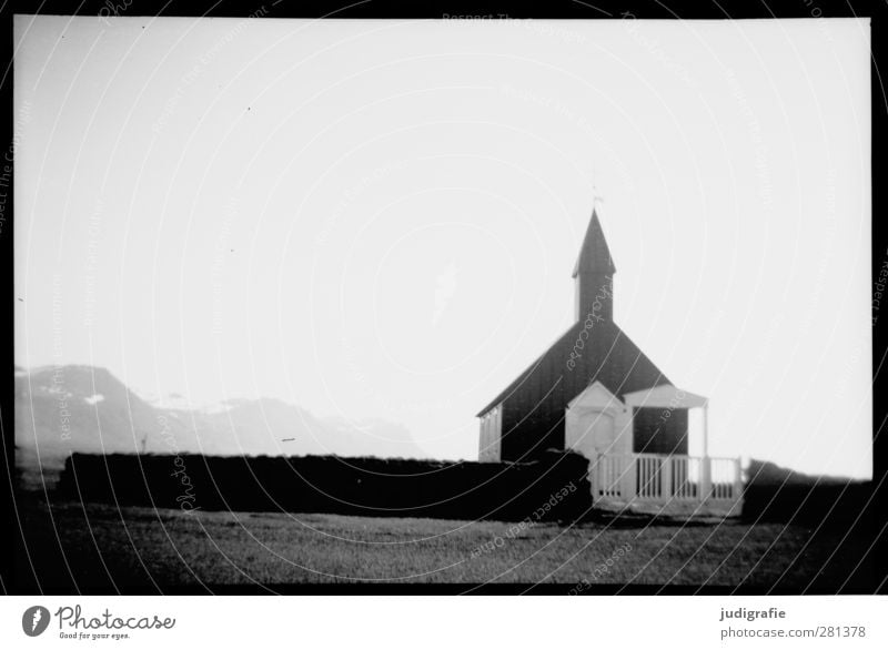 Island Natur Snæfellsnes Kirche Bauwerk Gebäude dunkel kalt Stimmung Glaube Religion & Glaube Schwarzweißfoto Außenaufnahme Menschenleer
