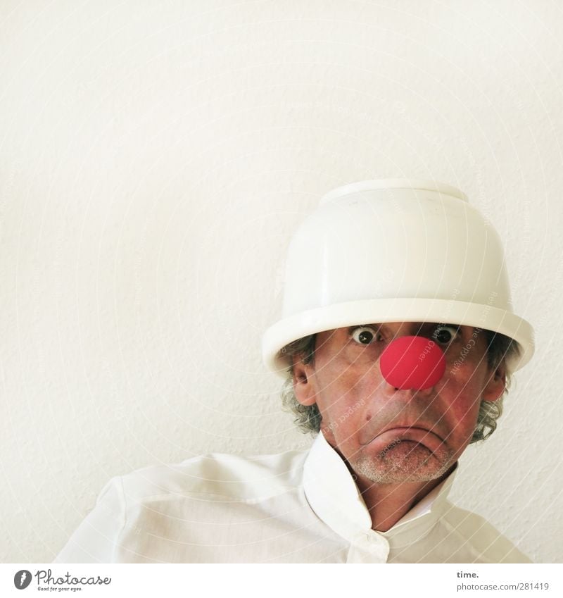 Prognosen eher negativ ... maskulin Kopf 1 Mensch Theaterschauspiel Clown Hemd Hut rote Nase Rührschüssel beobachten entdecken Blick außergewöhnlich Neugier