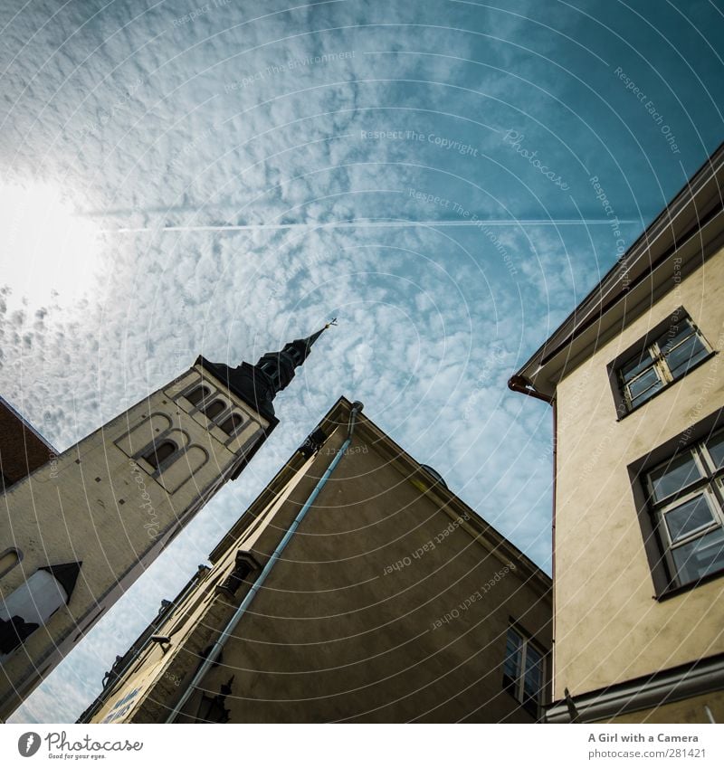 Estonian Wolken Schönes Wetter Tallinn Estland Hauptstadt Altstadt bevölkert Menschenleer Haus Kirche Marktplatz Turm Bauwerk Gebäude Architektur Fassade