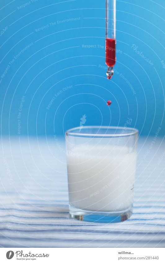 Tropfen fällt von Pipette in ein Glas - Tröpfcheninfektion Getränk Milch Alkohol Gesundheit Behandlung Krankenpflege Krankheit Rauschmittel Medikament