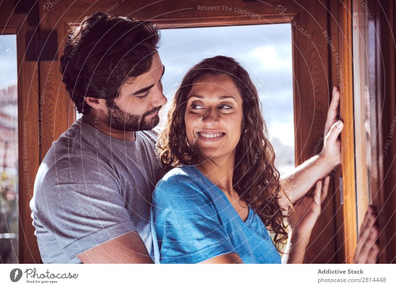 Romantisches junges Paar mit Blick auf das Fenster Partnerschaft Großstadt Lächeln gutaussehend Freizeit & Hobby Typ Einwegartikel attraktiv paarweise sitzen