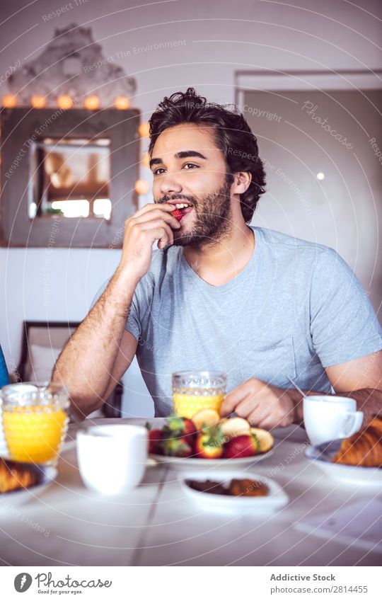 Glückliches Paar beim gemeinsamen Frühstücken heimwärts Jugendliche Grapefruit 2 Mann lässig Mensch Leben Frau Erwachsene Mädchen Ehemann speisend Brot